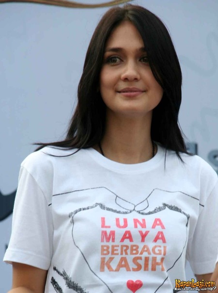 Luna Maya Long Haircuts 2009